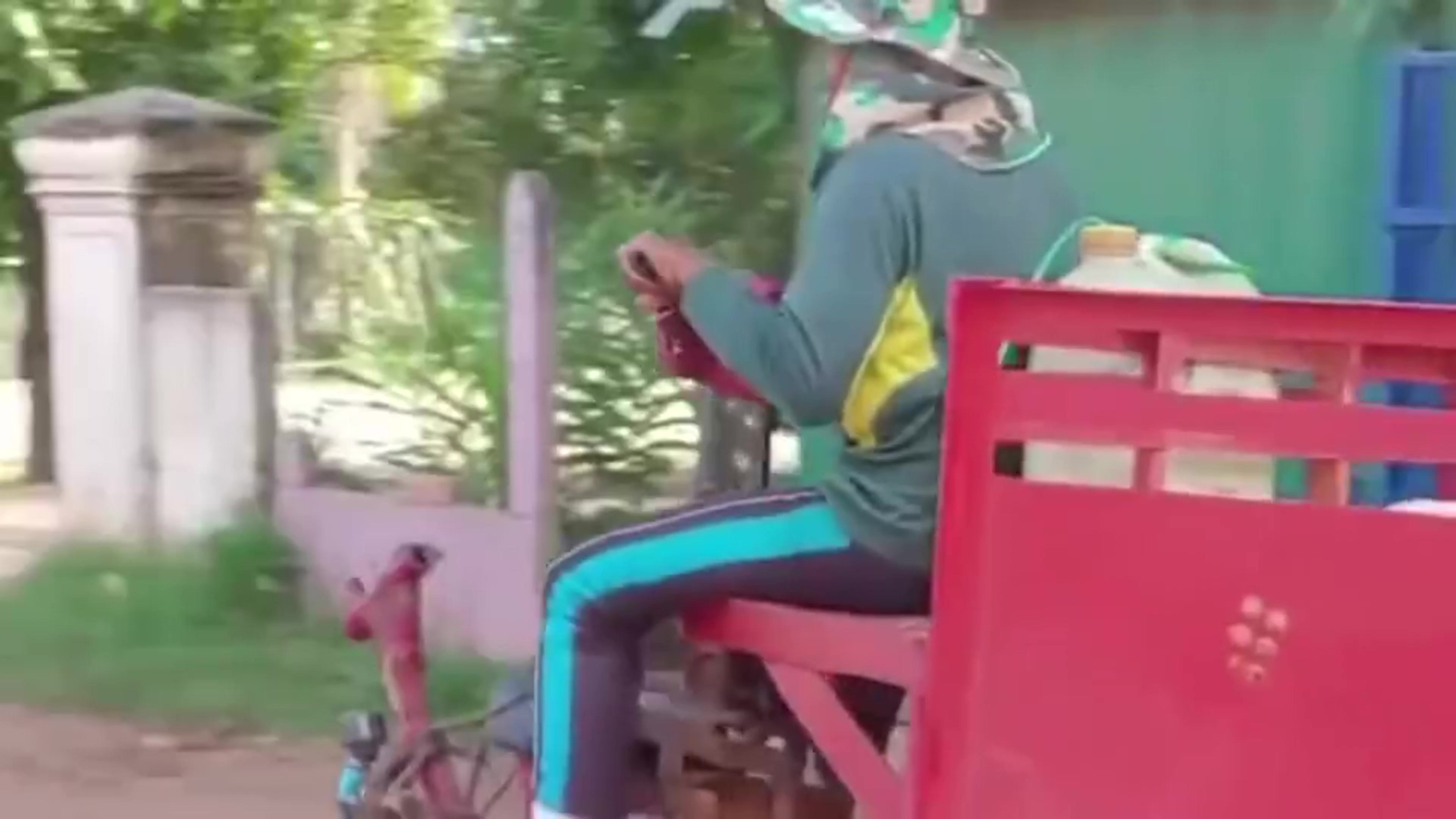 在越南普遍可以看到摩托车改装牵引动力,轮子改小以后,限制了正常速度!
